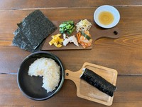 七ヶ浜産の「大石さん家の海苔」を使用。
いろ、艶、香り、食感どれをとっても最上級の海苔です。
そしてお客様が具材を選びながら巻き巻き楽しむスタイルで
皆さんキンパデビュー。
