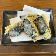 七ヶ浜産の「大石さん家の海苔」を使用。
こだわりの海苔で春雨を巻いたティギム(天ぷら)です。
ティギムにすることによって海苔の香りが倍増。
なかなか食べられるお店もないので是非。