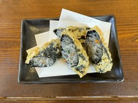 七ヶ浜産の「大石さん家の海苔」を使用。
こだわりの海苔で春雨を巻いたティギム(天ぷら)です。
ティギムにすることによって海苔の香りが倍増。
なかなか食べられるお店もないので是非。
