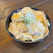 「仙台麩」を使用した韓国風丼ぶり。
仙台麩と言ったら「仙台麩丼」ですが、
当店自慢のチゲスープを使用した韓国風に仕上げました。
仙台麩がスープの旨みをしっかり吸い、噛むと旨みがジュワッ。