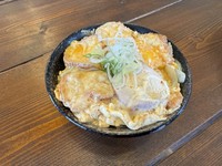 「仙台麩」を使用した韓国風丼ぶり。
仙台麩と言ったら「仙台麩丼」ですが、
当店自慢のチゲスープを使用した韓国風に仕上げました。
仙台麩がスープの旨みをしっかり吸い、噛むと旨みがジュワッ。