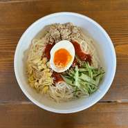 「白石温麺」と「ビビン麺」を掛け合わせた創作料理です。
韓国麺が苦手な方もいる中で、店主の好きな「白石温麺」を使用した
冷たくも旨辛な夏に人気のお料理です。
