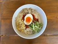「白石温麺」と「ビビン麺」を掛け合わせた創作料理です。
韓国麺が苦手な方もいる中で、店主の好きな「白石温麺」を使用した
冷たくも旨辛な夏に人気のお料理です。