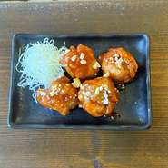 韓国料理の定番。自家製のヤンニョムソースが
辛すぎず、甘すぎずおつまみにぴったり。
他にもハニーマスタードやカンジャンチキンもございます。
