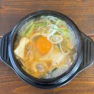 韓国定番アサリと豆腐のチゲ。当店自慢のチゲと、
「兎豆屋」の宮城県産大豆を2種使用したこだわりのお豆腐が
優しくも深い味わいに。
全10種のスンドゥブをお選びできます。
