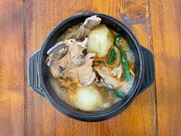 豚の背骨とじゃがいもがごろっと。
豚の骨の周りのお肉がほろほろで旨みたっぷり。
エゴマの粉が香りを引き立てます。
韓国通の方が喜んでご注文頂く、
知る人ぞ知る人気商品です。