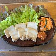 じっくり煮込んだ豚バラは、柔らかく優しく深い味わいに。
葉野菜や付け合わせと共にさっぱり召し上がれます。
バラ肉なのにくどくなく、女性のリピーター多数。