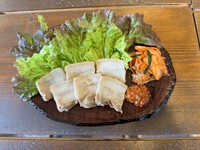 じっくり煮込んだ豚バラは、柔らかく優しく深い味わいに。
葉野菜や付け合わせと共にさっぱり召し上がれます。
バラ肉なのにくどくなく、女性のリピーター多数。