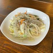 韓国春雨の炒め物です。
日本のものとは違い、弾力があり食感も楽しめます。