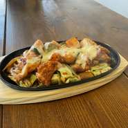 今や定番のチーズダッカルビ。
他のお料理も楽しんでいただきたく一、二人前にサイズに。
自家製のソースとチーズの相性は抜群です。
