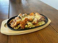 今や定番のチーズダッカルビ。
他のお料理も楽しんでいただきたく一、二人前にサイズに。
自家製のソースとチーズの相性は抜群です。