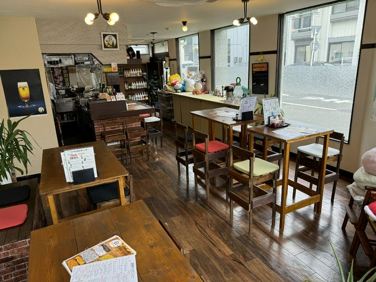 カウンター、テーブル席共にゆったりくつろげる空間を