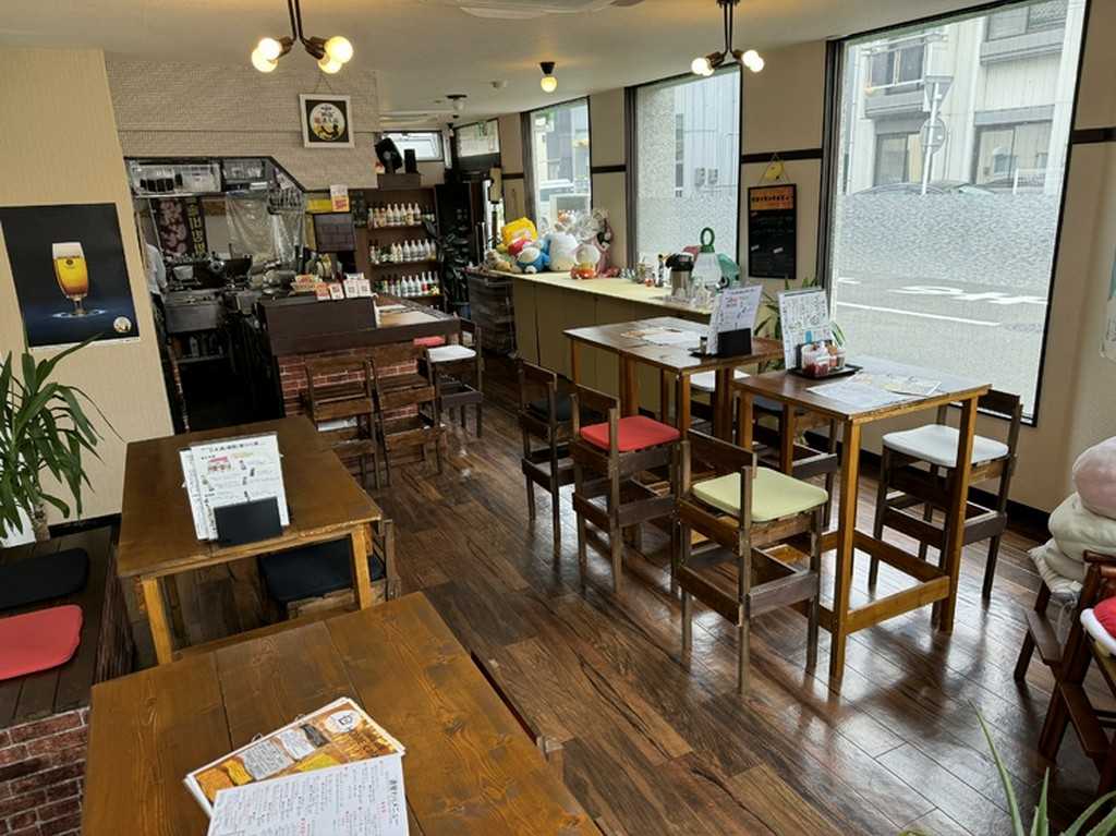 カウンター、テーブル席共にゆったりくつろげる空間を