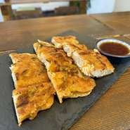 鉄板焼きでカリッとふわっと本格チヂミ。
「ここのは好き」と言ってくださる方も。