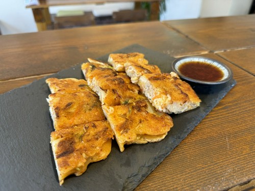 本格鉄板焼きのチヂミは油っこくなくおかわり多数