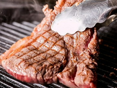 ステーキ5種&肉寿司6種含む20品食べ放題