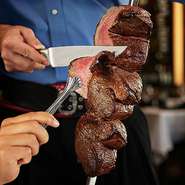 目の前カットの本格シュラスコが食べ放題。お肉にこだわりの当店でも特に人気の料理が目白押し！鮮度の高い絶品料理をリーズナブルにお楽しみください。