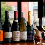 グラス一杯からオーダーできるワインは、フランス産を中心にセレクト。味わいや価格で選べるボトルワインも種類豊富に用意されていて、飲み残した分は持ち帰ることが可能です。好みの一杯を見つけてはいかが。