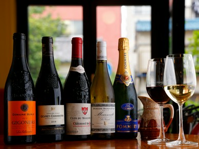 フランス産中心のラインアップ。料理に寄り添う、多彩なワイン