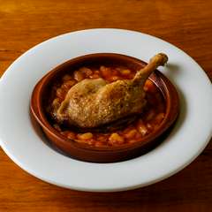 フランスの伝統料理を再現『鴨モモ肉のコンフィ ～カスレ仕立て～』
