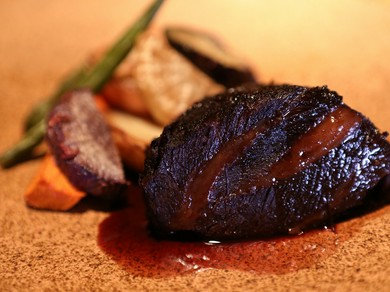 手間暇かけた丁寧な仕事が光る、味わい深い一皿『牛ホホ肉の赤ワイン煮』