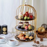 赤く輝く苺や、ツリーをイメージしたスイーツなどが並ぶ、冬の訪れを感じさせるアフタヌーンティーです。