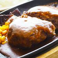 村上牛と豚肉の合挽き肉のハンバーグ。村上牛の脂の甘みと自家製のデミグラスソースが相性抜群です。