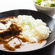 村上牛を野菜やスパイスと共に柔らかくなるまで煮込んだ、肉の旨みと野菜の旨みが溶け込んだカレー。村上牛がゴロゴロ入ったカレーです。