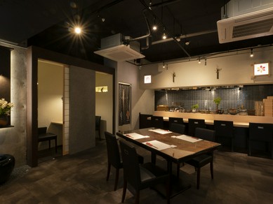 和モダンな落ち着いた空間で、ゆったりと食事を楽しむ