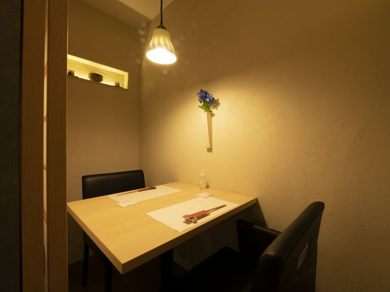 ゆったりと過ごせる個室は2名用。席だけの予約もOK