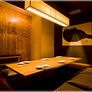 座席数は少ないですが、お一人様でもご利用できるカウンター席をご準備しております。お気軽にご利用くださいませ。