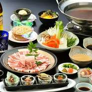 鹿児島の誇る【薩摩六白黒豚】その白身（脂）の旨さ、極上・・・と謳われる本物の味わいをご堪能下さい。（画像はイメージ　6,000円西郷どんコース）

◆前菜4種◆造里4種◆黒豚しゃぶしゃぶ250ｇ◆奄美風鶏飯◆甘味