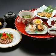 和食の料理人が手掛ける本格和食が楽しめる御膳。人気のステーキが付いてくるおすすめランチ！デザートとコーヒーが付いてくるのでとってもお得です。
焼魚/御造り/小鉢/煮物/ステーキ/お食事/デザート/コーヒー