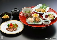 和食の料理人が手掛ける本格和食が楽しめる御膳。人気のステーキが付いてくるおすすめランチ！デザートとコーヒーが付いてくるのでとってもお得です。
焼魚/御造り/小鉢/煮物/ステーキ/お食事/デザート/コーヒー