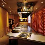 同じ夜は二度とない。「一期一会」を胸に。
上質な空間で、鹿児島の天と地と人の恵みで紡ぎあげられる「一夜限りの物語」を。わずか8席の限られた席数だからこそできる、シェフの想いを込めたお料理をご提供します。