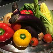 離島も含め、北から南までエリアごとに気候の違う鹿児島の大地から産み出される野菜は種類も豊富、滋味に溢れる味わいです。その個性をシンプルかつ最大限引き出せるよう日々奮闘しています。