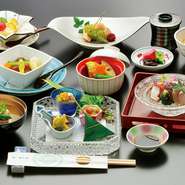 美しい日本の四季をお楽しみいただけるよう、山海の幸から厳選しました。旬の素材が持つ豊かな表情は語らいの席を彩ります。