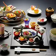 月々の旬食材を最大限生かし和食料理人達が腕によりをかけ仕上げた本格会席をリーズナブルな価格でお召し上がり頂けます。今ならノンアルコールビールorソフトドリンクを1杯づつサービス♪2025年3月31日（月）まで。