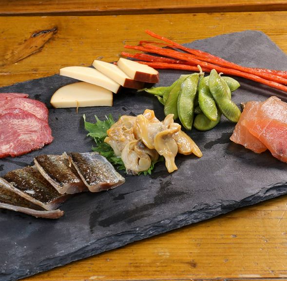 目玉はソムリエ監修のワインリスト。飲み放題コース2980円〜