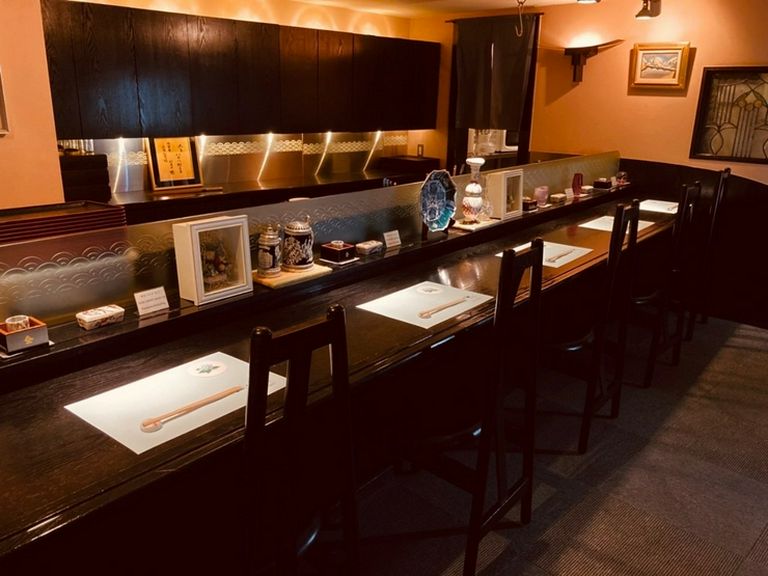 カウンター5席、掘りごたつ個室4部屋