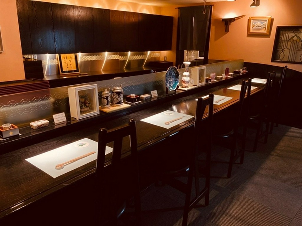 カウンター5席、掘りごたつ個室4部屋