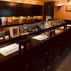 カウンター5席、掘りごたつ個室4部屋