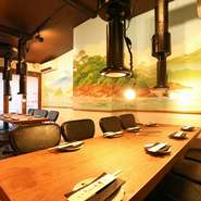 銭湯絵師・田中みずき氏が描いた富士山の壁絵が飾られた会員制のVIPルーム「肉風呂」