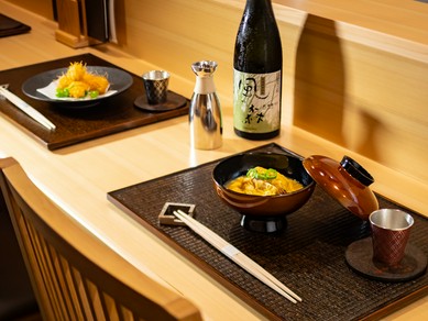 旬の味覚をゆったり楽しめる空間、器や小物にも心配りを