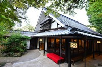 森のような庭園を擁するホテル椿山荘東京の神田川側には、御神木を中心に8軒の歴史的建造物が点在。全てが食事処となっていて、石焼・茶釜料理をお楽しみになれるのは「木春堂」「尚庵（写真）」「残草」です。