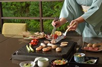 石焼会席はコース料理で、「肉・魚介類・野菜」という旬な食材をそのままに、富士山の溶岩石で焼き上げるます。和装の女性スタッフがお客様の目の前で焼き上げますので、その手さばきもあわせてお楽しみください。