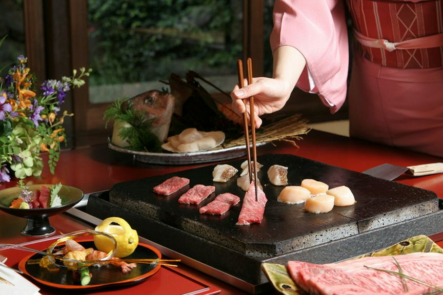 山海の高級食材を使用した石焼会席料理。
伊勢海老は捌いたのち、富士山の溶岩石プレートで焼き上げます。
