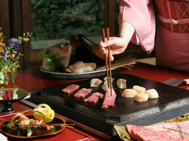 山海の高級食材を使用した石焼会席料理。
伊勢海老は捌いたのち、富士山の溶岩石プレートで焼き上げます。