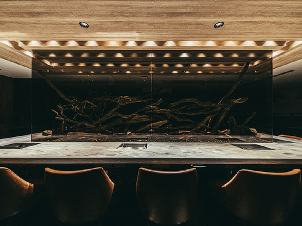 落ち着いた店内・無煙ロースターを使用、クリーンでお洒落な空間