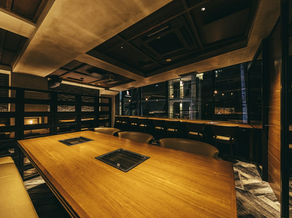 落ち着いた店内・無煙ロースターを使用、クリーンでお洒落な空間